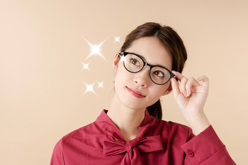眼鏡をかける女性