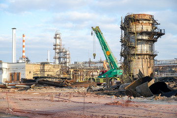 Disposal of the technological column for the manufacture of light oil products at an oil refinery...