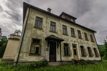 alte grosse villa in den bergen