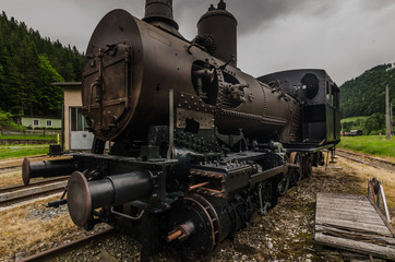 Plakat dampflokomotive auf einem bahnhof in den bergen