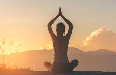 Fotobehang Yogaschool fitness meisje dat yoga beoefent op de berg