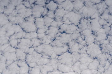 wolkensegmente am blauen himmel