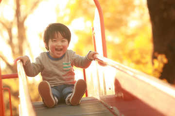 遊ぶ男の子