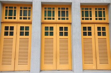 Obraz premium Yellow window shutters background