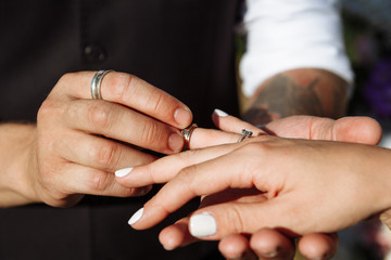 Obraz na płótnie Canvas wedding couple wearing gold finger rings
