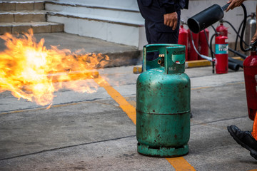 Fototapeta na wymiar Employees firefighting training,Extinguish a fire at the gas cylinder.