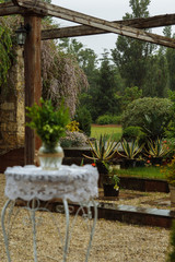 Obraz premium background, white, flower, rain, green, vase, summer, decoration, outdoor, jar, garden, park, beautiful, nature, glass, natural, water, plant, leaf, leaves, spring, floral, color, decor, organic, rela