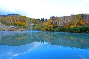 八甲田山 酸ヶ湯 地獄沼の紅葉と湧き出す温泉の情景