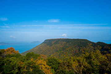 紅葉の屋島と瀬戸内海