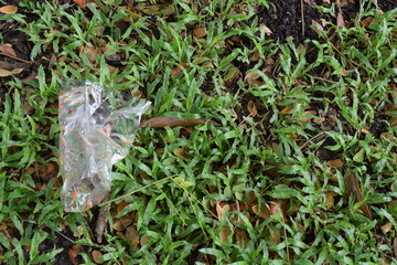 people who did a mistake by eaten food then leave the platic on the ground at the park