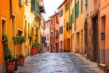 Fotobehang Mooi steegje in Toscane, oude stad Montepulciano, Italië © FotoDruk.pl