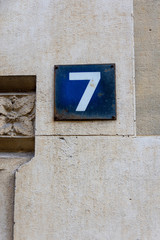 Numéro 7, plaque de numérotation d'immeuble, style français, Paris, France