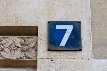 Num&eacute;ro 7, plaque de num&eacute;rotation d'immeuble, style fran&ccedil;ais, Paris, France