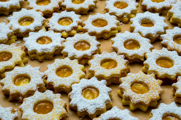 Weihnachtsbäckerei Mozartplätzchen 2018-13    Mit Puderzucker eingestreute Mozartplätzchen bei...