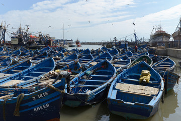 Die typischen blauen Fischerboote im Hafen von Essaouira, Marokko, Afrika
