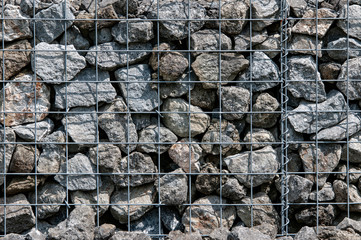 Gabionenwand mit Steinen