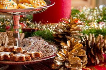 EIn Weihnachtsgesteck und viele leckere Plätzchen