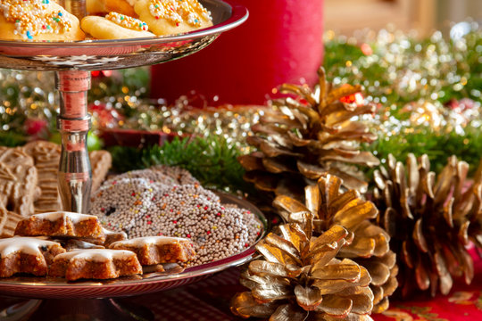 EIn Weihnachtsgesteck und viele leckere Pl&auml;tzchen