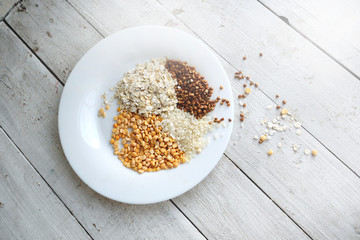 Scattered grains in a pile