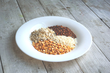 Scattered grains in a pile