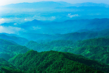 สภาพภูมิประเทศของเทือกเขาสีเขียวที่สลับซับซ้อนและมีหมอกท้องฟ้า