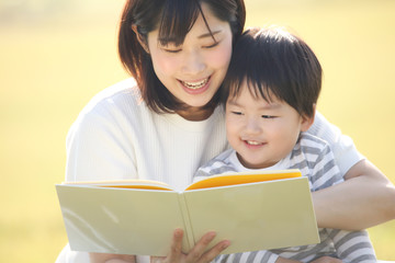 読書する親子