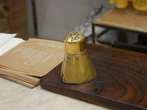 saliera di ottone vintage
