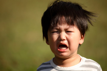 泣く男の子