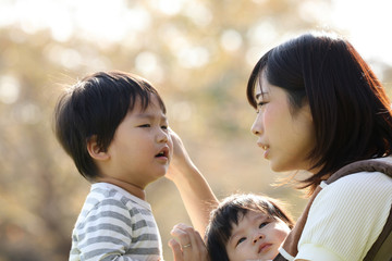 泣く男の子