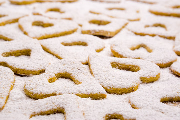 Weihnachtsbäckerei Johannisbeer-Spitzbuben 2018-4   Mit Puderzucker bestreuter Deckel