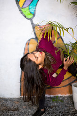Naklejka premium Hot flexible toned girl posing in the streets