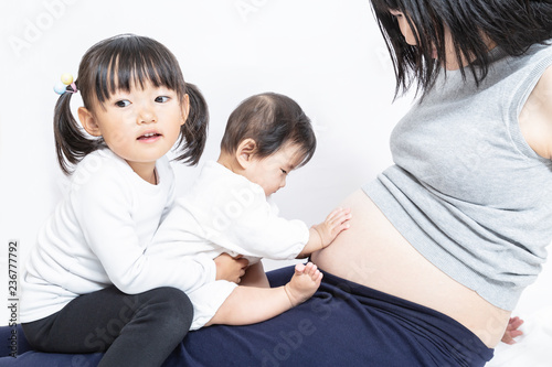 お母さんの妊娠した大きなお腹を前に遊ぶ赤ちゃんと幼い女の子 親子 家族 妊娠 妊婦 愛 幸せイメージ Wall Mural Chikala お母さんの妊娠した大きなお腹を前に遊ぶ赤ちゃんと幼い女の子 親子 家族 妊娠 妊婦 愛 幸せイメージ Wall Mural Chikala