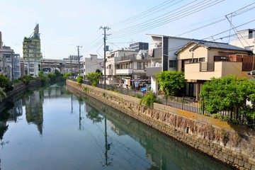横浜神奈川区の運河沿いの風景