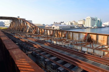 錆びついた瑞穂ふ頭の貨物船鉄橋
