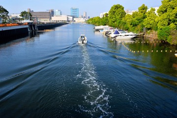 横浜港に繋がる神奈川区の運河を走るボート