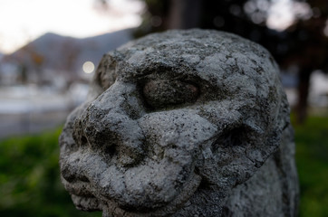 風化した狛犬