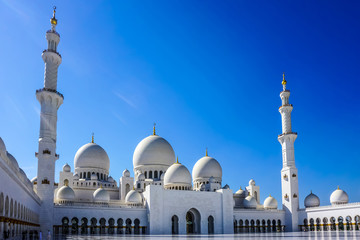 Fototapeta na wymiar Abu Dhabi Sheikh Zayed Grand Mosque Square Front View