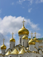 Fototapeta na wymiar goldene Zwiebeltürme an einer russischen Kirche im Kreml in Moskau 