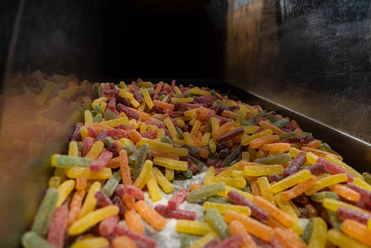 Bunte saure Zungen im Verkaufsstand