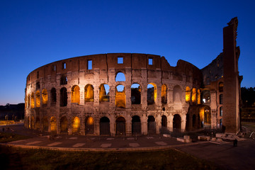 Naklejka premium Colosseum at night