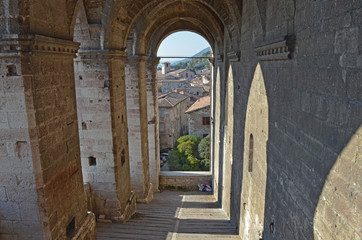 Archi di sole a Gubbio. Architettura medievale in Umbria. Castelli italiani