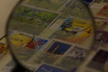 briefmarken durch lupe