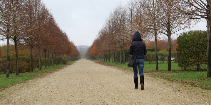 Donna solitaria che cammina in autunno