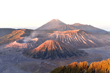 Fototapeta premium Góry Bromo, Semeru, Batok i Widodaren przy wschodem słońca, Bromo Tengger Semeru park narodowy, Jawa, Indonezja
