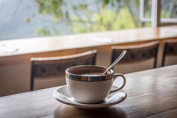 Chocolat chaud dans un restaurant avec vue