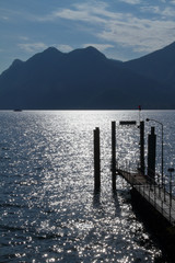 lago maggiore con montagna e fermata del traghetto