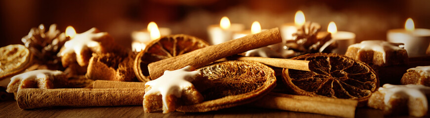 Weihnachtsdekoration mit Zimtsternen und Kerzen