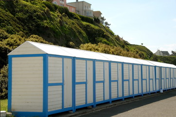 Cabanes de plage bleues et blanches, ville de Donville-les-Bains, département de la Manche, France