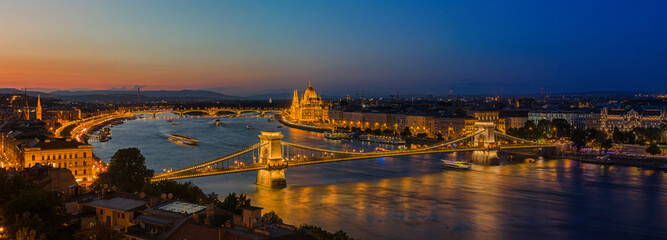 Fototapeta na wymiar Budapest - Kettenbrücke und Parlamentsgebäude 