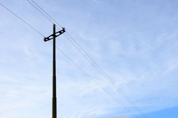 Energieversorgung, Elektrizit&auml;t, Strommast mit Stromkabel freigestellt vor hellen Hintergrund